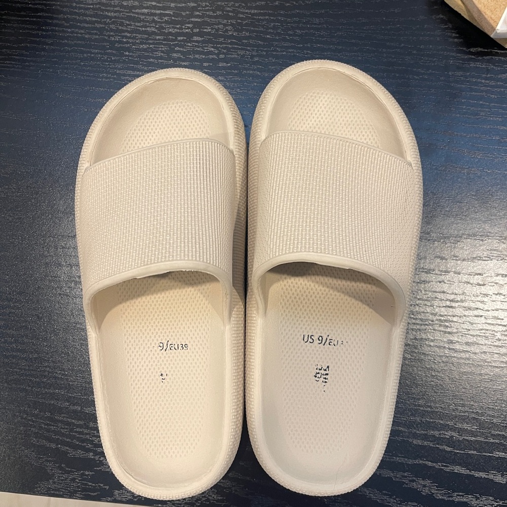 Cushionaire slides. Light beige. Men’s size 9. Women’s size 10